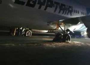 شاهد بالصور ما حدث بطائرة مصر للطيران أثناء هبوطها في مطار جدة 4 انفجار أحد إطارات طائرة مصر للطيران