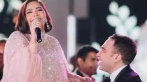 الفنانة شيرين عبد الوهاب تثير ضجة في الفيديو بإطلالة ملفتة 3 الفنانة شيرين عبد الوهاب بإطلالة ملفتة