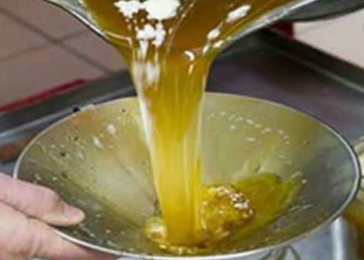 تخلصي من الزيوت المستعملة بطريقة آمنة وهذه أضرار إلقاءه بالحوض 1 ZET MOSTML LA