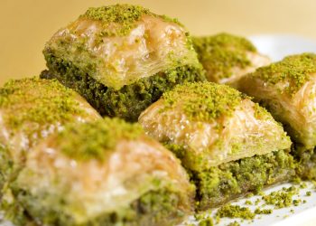 خطوات عمل البقلاوة