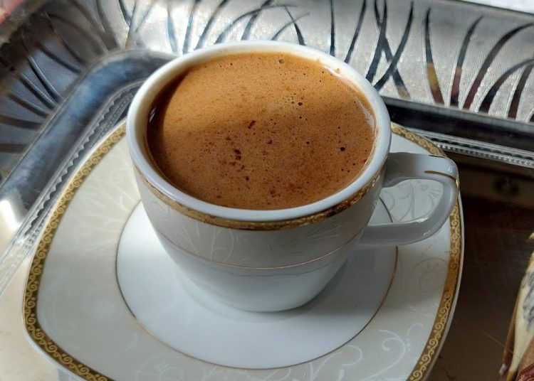 لمن يعاني من الأنتفاخ أضف هذا الشئ إلى قهوتك وشاهد النتيجة 1 coffe largee