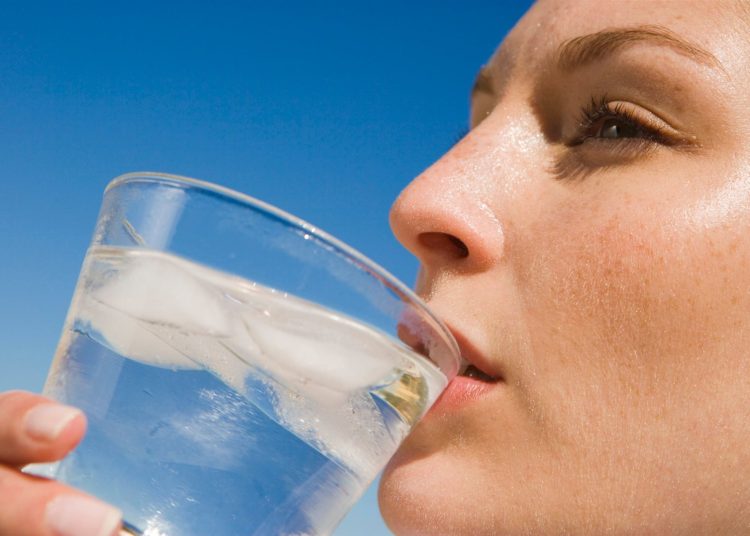 أنتبه لشرب الماء البارد في الصيف تضر بصحة القلب 1 cold water laa