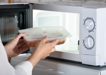 أطعمة قد تشكل خطرًا عند تسخينها في الميكروويف احذر قبل الضغط على زر التشغيل 11 تسخين البيض في الميكروويف