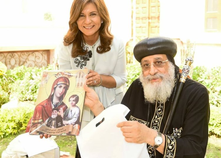 السفيرة نبيلة مكرم البابا تواضروس ساندني والرئيس أتصل بي 1 nabila makrm