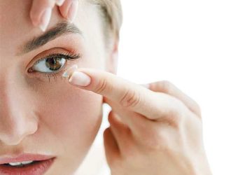 احذر العدسات اللاصقة تسبب الإصابة باخطر مرض