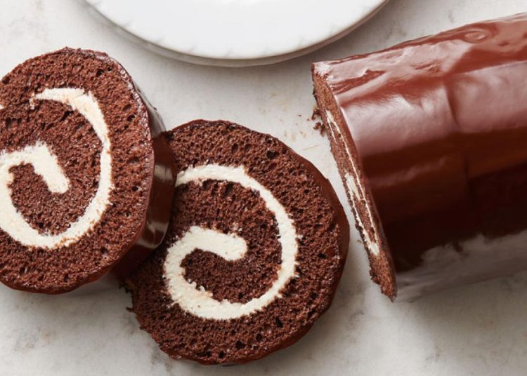 سر عمل السويسرول بالشوكولاته بالطريقة الفرنسية 1 swisroll la