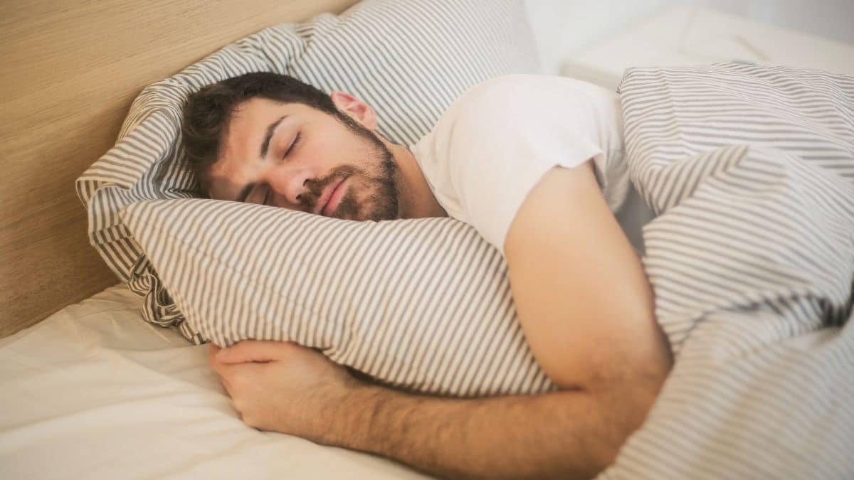 أحذر النوم في هذا التوقيت يؤدي إلى التجلطات 4 رجل نائم