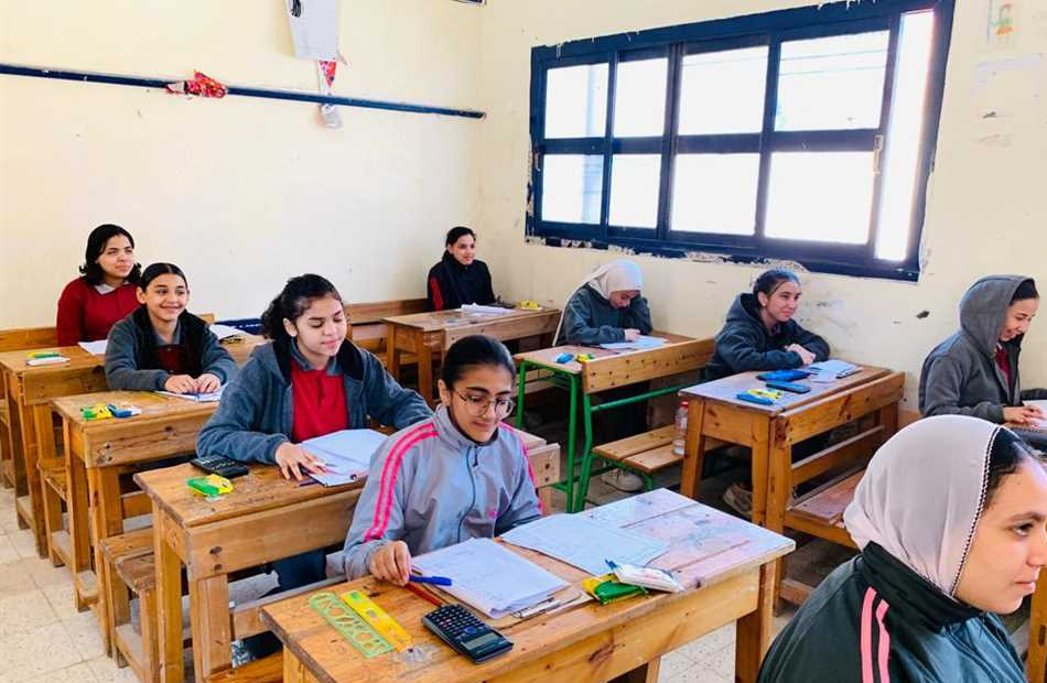 تعليمات عاجلة بشان امتحانات الشهادة الإعدادية 2025 للمراقبين 2 حقيقة تأجيل الدراسة