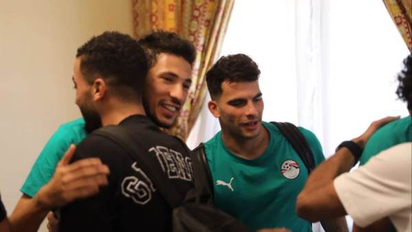 شاهد بالصور مافعله لاعبي الزمالك مع الأهلي بعد أنضمامهم لبعثة المنتخب 2 لاعبي الزمالك يهنئون