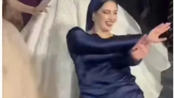 سيده الفستان الازرق علشان رقصت جوزي هددني بالطلاق ومعرفش إني بتصور 2 سيده الفستان الازرق