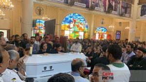 بالصور جنازة مهيبة للشماس كيرلس عاطف مات وهو يبحث عن لقمة حلال 3 تشييع جثمان الشاب كرليس عاطف