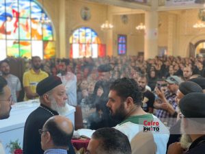 بالصور جنازة مهيبة للشماس كيرلس عاطف مات وهو يبحث عن لقمة حلال 2 تشييع جثمان الشاب كرليس عاطف