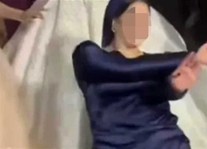 سيده الفستان الازرق تخرج عن صمتها دا كلام زبالة و لست متزوجة 3 سيده الفستان الازرق