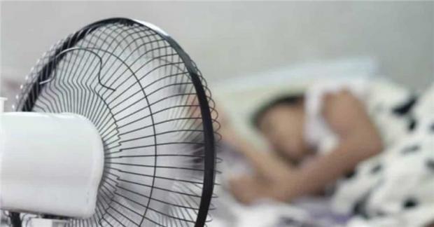 أخطار المروحة على صحتك من جفاف العين إلى مشاكل صحية أخرى تصيبك 4 ماذا يحدث لجسمك لو بتنام امام المروحة