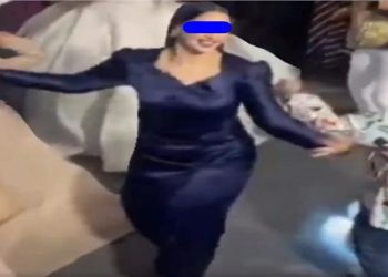 مفاجاه تنتظر مصور سيده الفستان الازرق طلع قريبها