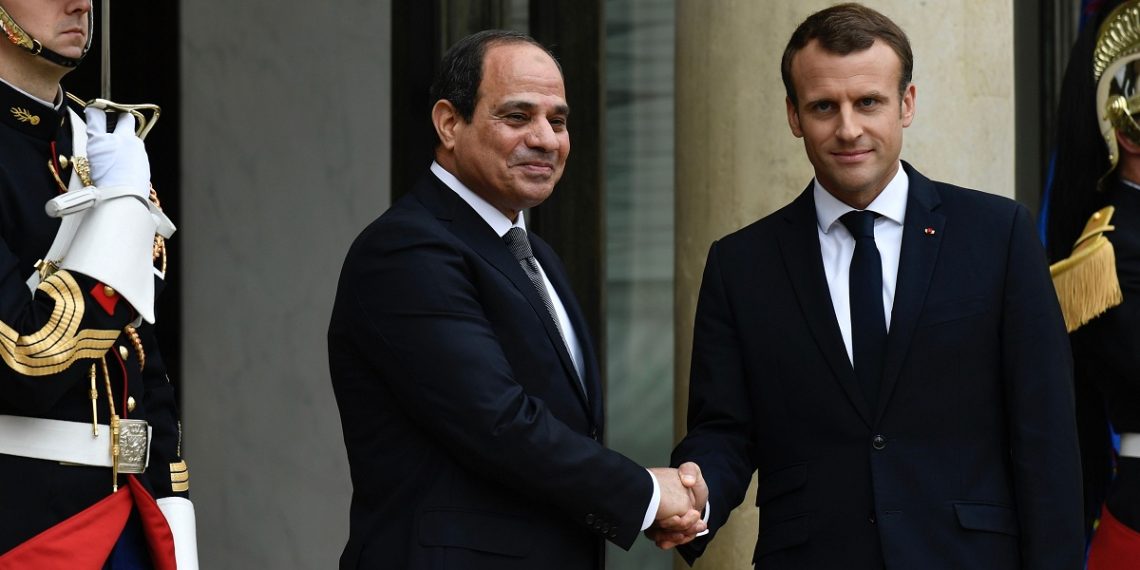 French President Emmanuel Macron (R) shakes hands with Egypt's President Abdel Fattah al-Sisi (L) as he welcomes him upon his arrival ahead of talks at the Elysee Palace in Paris, on October 24, 2017. / AFP PHOTO / Philippe LOPEZ