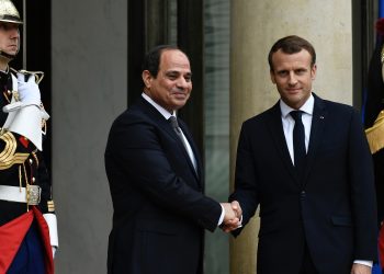 French President Emmanuel Macron (R) shakes hands with Egypt's President Abdel Fattah al-Sisi (L) as he welcomes him upon his arrival ahead of talks at the Elysee Palace in Paris, on October 24, 2017. / AFP PHOTO / Philippe LOPEZ