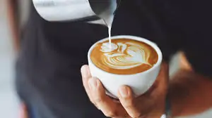 تناول القهوة باللبن