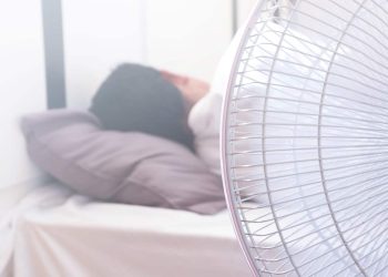 أحذار ماتفعله المروحة عند النوم أمامها 3 مشاكل قوية