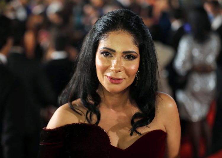 منى زكي تكشف لأول مرة عن نبوءة العرافة التي حدثت معها 1 mona z la