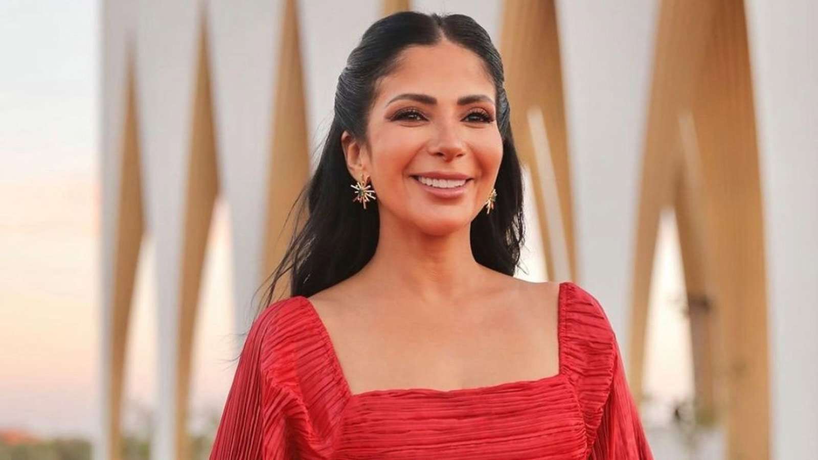 منى زكي تكشف لأول مرة عن نبوءة العرافة التي حدثت معها 2 mona zaki la