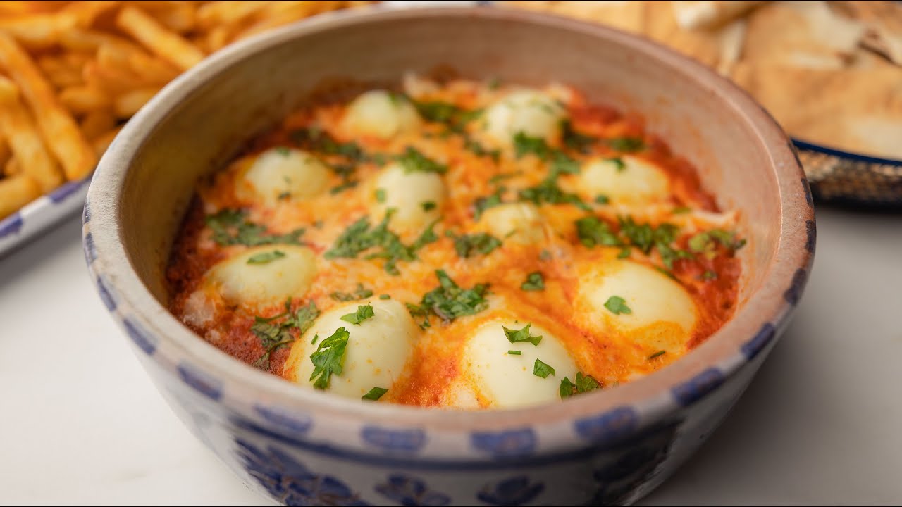 سر عمل البيض التركي سكرامبلد وبالطماطم في خطوات بسيطة 2 turkish eggs