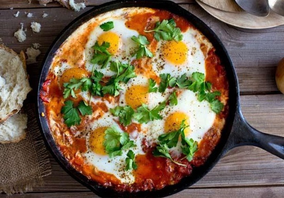 سر عمل البيض التركي سكرامبلد وبالطماطم في خطوات بسيطة 4 turrkish egg