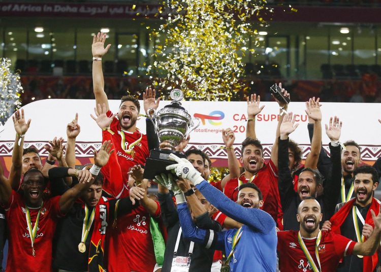 بالصور الأهلي يتوج بطل أفريقيا من قلب الإستاد المغربي 1 الإعلامي عمرو أديب الأهلي بطل إفريقيا