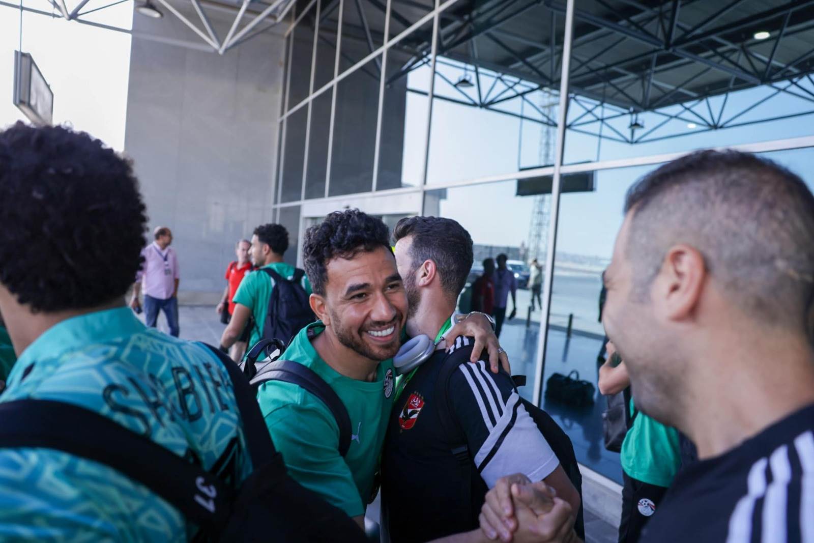 شاهد بالصور مافعله لاعبي الزمالك مع الأهلي بعد أنضمامهم لبعثة المنتخب 4 تريزيجيه فى استقبال الاهلى 20230612121921