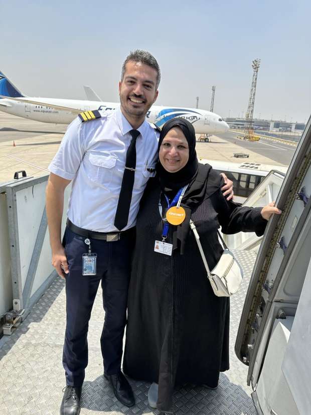 تعليق الطيار المصري بعد مفاجأة والدته1