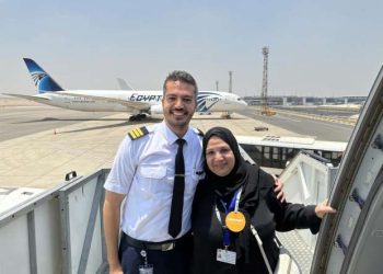 تعليق الطيار المصري بعد مفاجأة والدته
