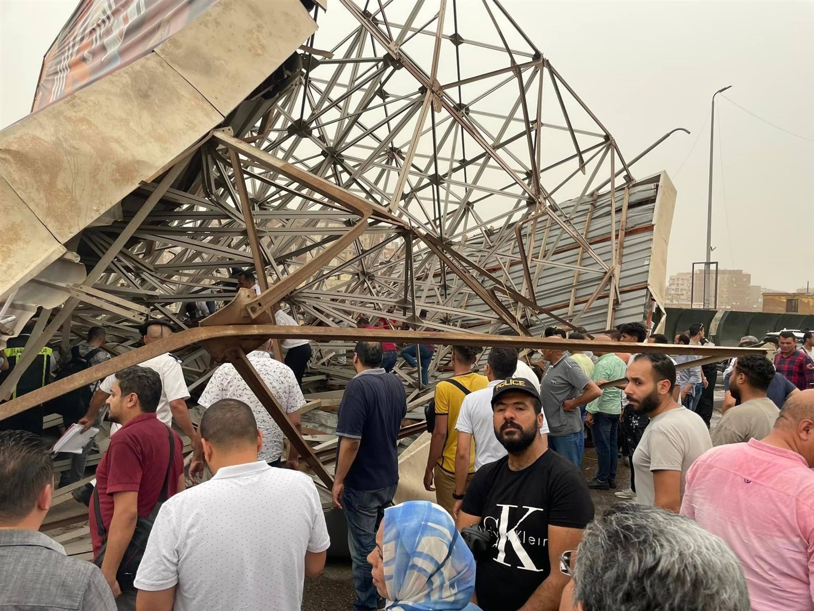 حادثة كوبري 6 أكتوبر بسبب الأحوال الجوية تفاصيل سقوط لافتة إعلانات ضخمة 4 حادثة كوبري 6 أكتوبر