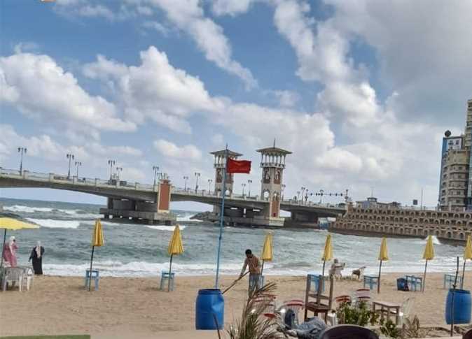 رفع الراية الحمراء بشواطئ إسكندرية 