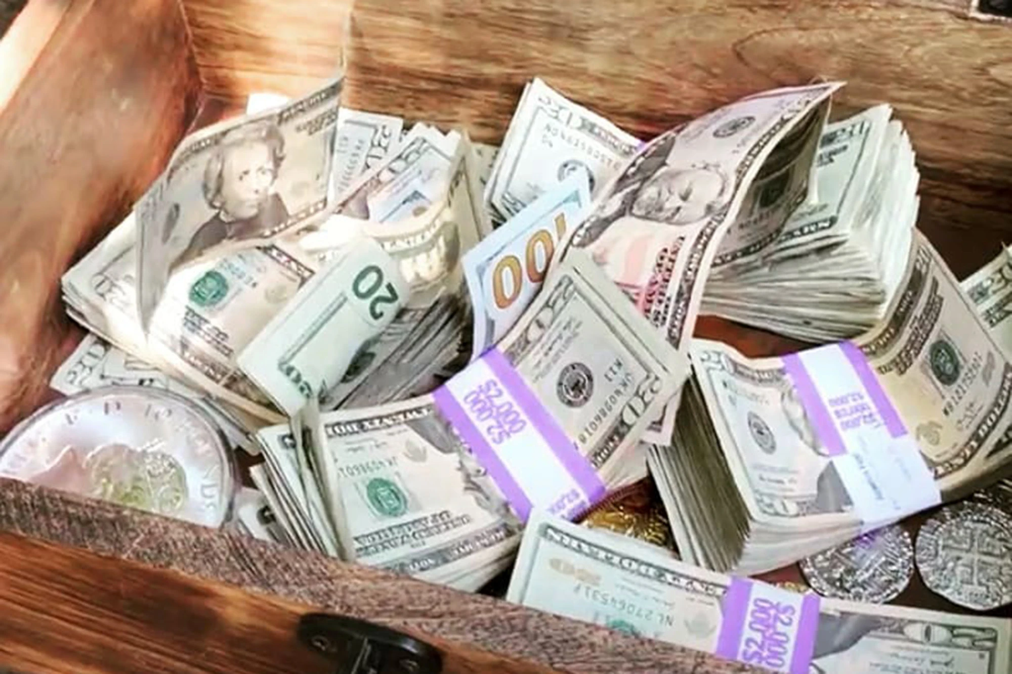 موظفة بنك تستولى على مبلغ مالي كبير والجهات الأمنية تكشف التفاصيل 5 موظفة بنك تستولى على مبلغ مالي2