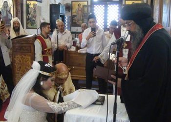 الأنبا زوسيما يمتدح عروسان بسبب مافعلوه في صلاة الإكليل