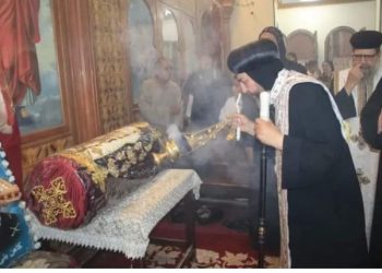 تطييب جسد القمص إبراهيم البسيط وأعرف قصته بالصور