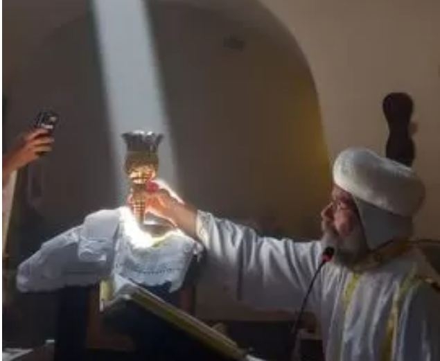 بالصور تعامد الشمس على على مذبح الشهيد مارجرجس في عيده 1 2 25