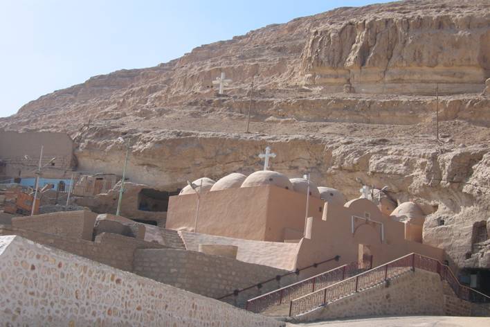 ماذا يحدث فى دير درنكة بصيام السيدة العذراء فى حضور جماهيري 2 الاحتفال السنوي بصوم العذراء فى دير درنكة