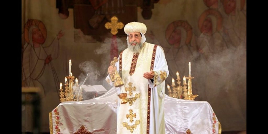 البابا تواضروس يمازح شعب كنيسة الإسكندرية 