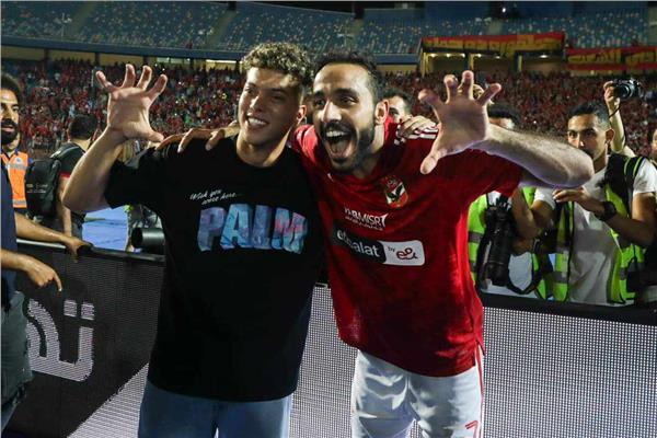تصرّف غير متوقع من إمام عاشور مع كهربا أثناء تتويج الاهلي بالدوري 3 إمام عاشور واللاعب كهربا