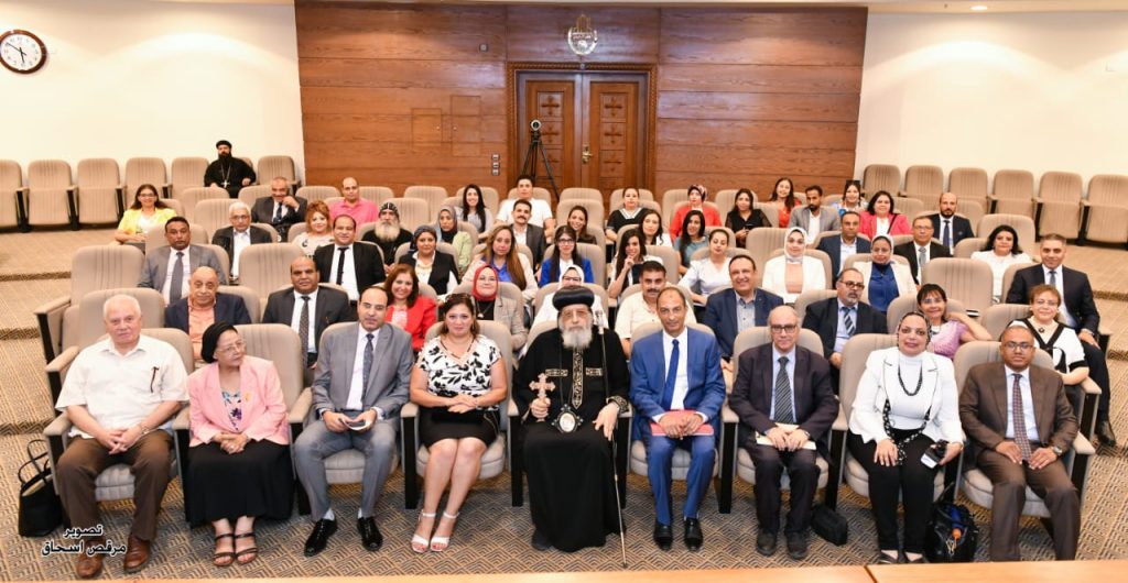 تفاصيل لقاء هام لقداسة البابا تواضروس مع أعضاء جمعية الآثار القبطية 4 قداسة البابا تواضروس يمنح الباحثين شهادات التقدير