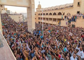الأكبر في مصر عمل تمثال للعذراء مريم لوضعه بدير درنكة في أسيوط صور