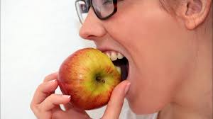 تناول فاكهة التفاح 