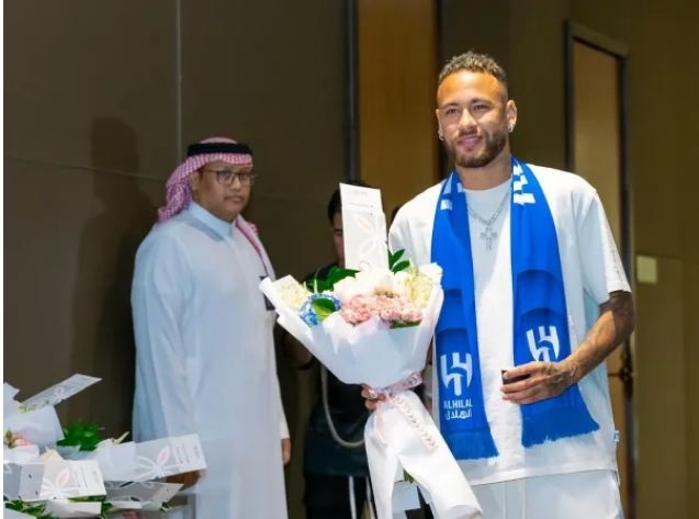 صليب نيمار في السعودية يشعل مواقع التواصل الإجتماعي 1 2 16