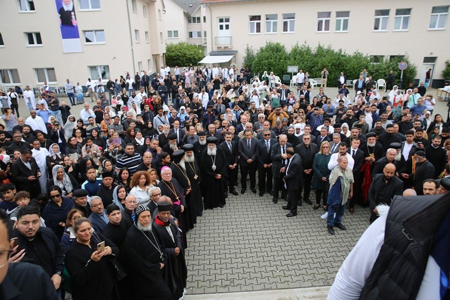 بالصور تفاصيل صلاة جنازة الأنبا ميشائيل رئيس دير القديس الأنبا أنطونيوس بألمانيا 3 تفاصيل صلاة جنازة الأنبا ميشائيل