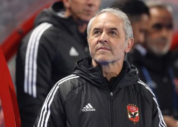 مدرب الأهلي يهدد تجديد عقد نجم الفريق