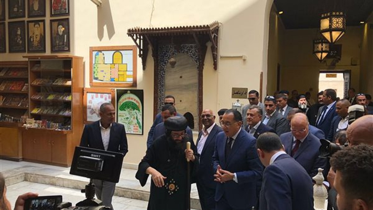 مصطفى مدبولي بخط اليد شرفت بزيارة الكنيسة المعلقة 3 مصطفى مدبولي يقوم بزيارة الكنيسة المعلقة