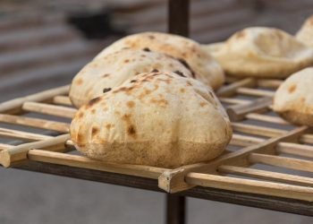 صحي وأرخص خطوات عمل العيش البلدي بالمنزل في دقائق