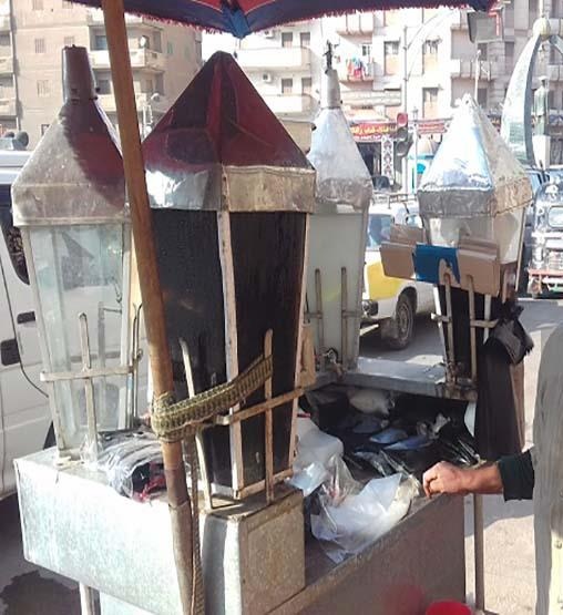 شاب هندسي يجمع بين الدراسة والعمل بعربة العرقسوس 2 شاب هندسي يجمع بين الدراسة والعمل بعربة العرقسوس