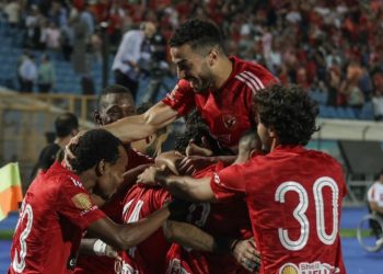 نجم الأهلي يطالب بفسخ عقده من أجل الزمالك